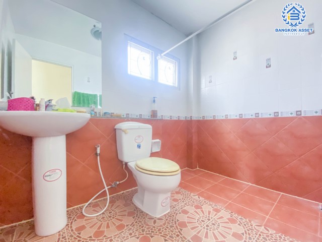 *****บ้านเดี่ยวมือสองย่านกรุงเทพฯ ม.ธนาสิริ รัตนาธิเบศร์ เนื้อที่กว้างขวางมากถึง 54.4 ตร.ว. ฟังก์ชัน 3 ห้องนอน 3 ห้องน้ำ ที่จอดรถ 2 คัน ภายในสภาพสวย พร้อมเข้าอยู่อาศัย บนทำเลเดินทางสะดวก ใกล้รถไฟฟ้าสายสีม่วง "สถานีบางรักใหญ่" และจุดขึ้น-ลงทางด่วน "กาญจณาภิเษก"